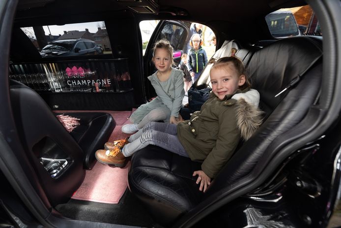 Tessa Kemper (rechts) met vriendinnetje Esmee in de limousine in Duiven.