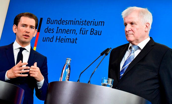 De Oostenrijkse kanselier Sebastian Kurz (links), tijdens de persconferentie, samen met de Duitse minister van Binnenlandse Zaken Horst Seehofer (rechts).
