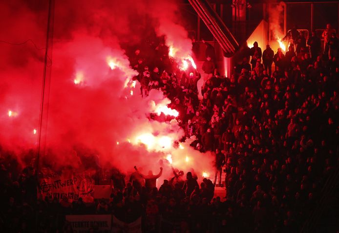 Frankfurt-fan raakt zwaar gewond bij pyro-aanval Antwerp-supporters ...
