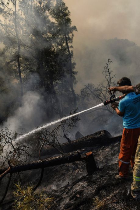 Touristes et résidents locaux évacués pour fuir les incendies en Turquie