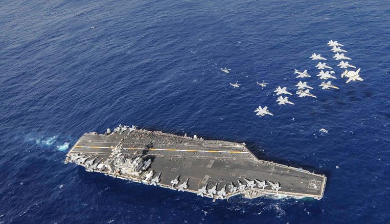 De USS Nimitz, begeleid in de lucht door helikopters, radarvliegtuigen en F-18 Hornet-gevechtsvliegtuigen. De Nimitz is al sinds 1975 in gebruik bij de Amerikaanse marine. Beeld US Navy