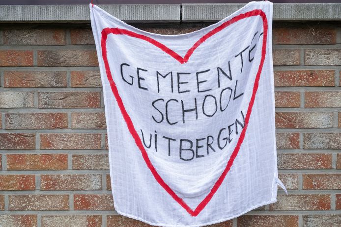 Overal in de gemeente hangen hartjes voor de school te steunen.