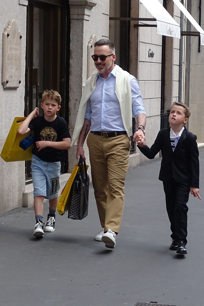 David, de man van Elton, met hun twee zonen: Elijah en Zachary.