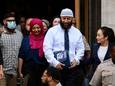 Adnan Syed (midden) verlaat de rechtbank tijdens de hoorzitting eind vorig jaar.