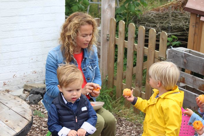 Kinderopvang Clara di Luna heeft eigen moes- en fruittuin waarin kinderen hun groenten en fruit zélf kweken en plukken. I-pads en televisie zijn er niet welkom