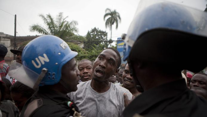 Nigeriaanse blauwhelmen proberen de bevolking op Haïti te bedaren na een protest. Archieffoto.