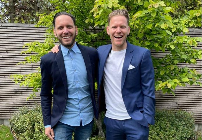 De broers Angelo (l) en Anthony Van Loo (r) zijn twee handen op één buik.