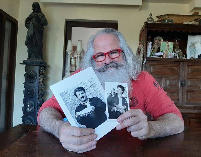 André Roks met foto's van zijn overleden broer Robert