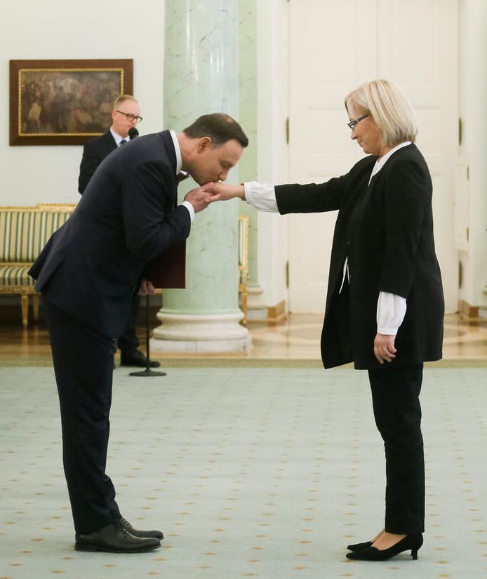 De Poolse president Andrzej Duda (L) kust de hand van rechter Julia Przylebska (R) bij haar aanstelling als voorzitter van het grondwettelijk hof in Warschau in 2016. Archieffoto.