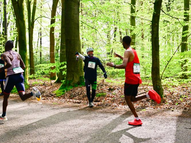 Mee als bidonaanreiker tijdens Enschede Marathon: ‘Ik heb jou aan de winnaar gekoppeld’