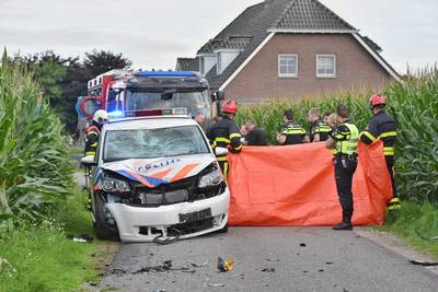 Scooterrijder overleden na botsing politiewagen in Heukelom