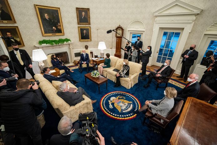 Overleg in de Oval Office met enkele Republikeinen.
