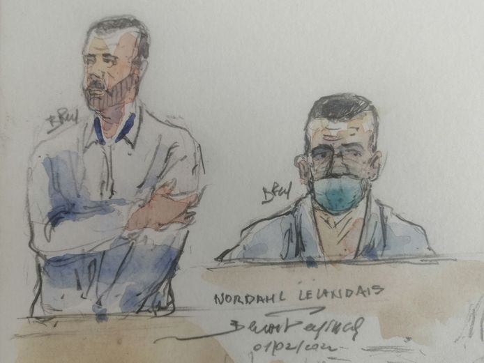Ce croquis d'audience réalisé le 1er février 2022 montre l'accusé Nordahl Lelandais (à droite) aux côtés de son ami Fabien (à gauche) dans la salle d'audience de la cour d'assises de Grenoble, dans l'est de la France, lors de son procès pour l'enlèvement et le meurtre, en août 2017, de la fillette de huit ans Maelys de Araujo, disparue lors d'un mariage.