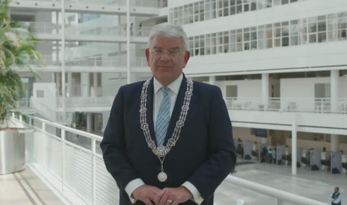 Burgemeester Jan van Zanen spreekt Den Haag toe