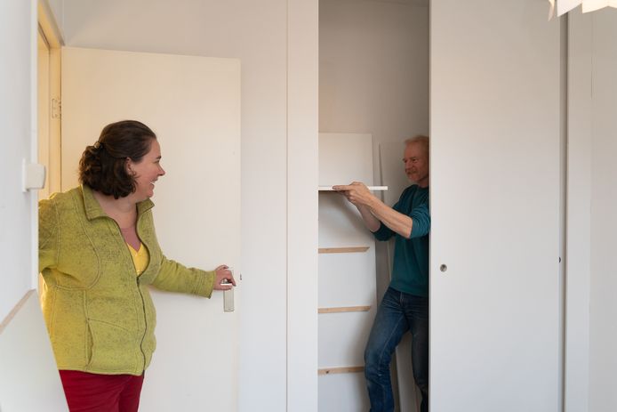 Timmerman Cor Kooij helpt Lieselotte de Witte met het maken van een inbouwkast in haar slaapkamer. Kooij heeft zijn werkruimte in de Wageningse wijk De Nude.
