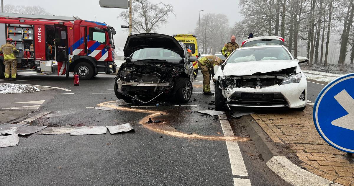 Flinke aanrijding op beruchte T-splitsing tussen Deventer en Bathmen, één gewonde.