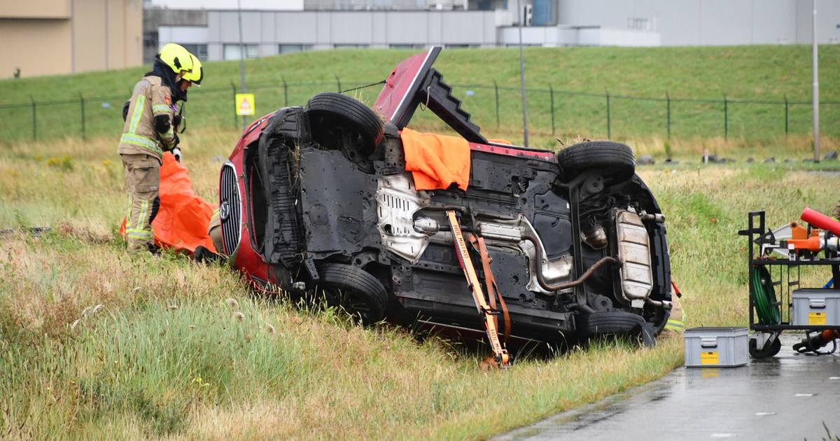 Automobilist uur vast in auto na ongeluk Nieuwdorp.