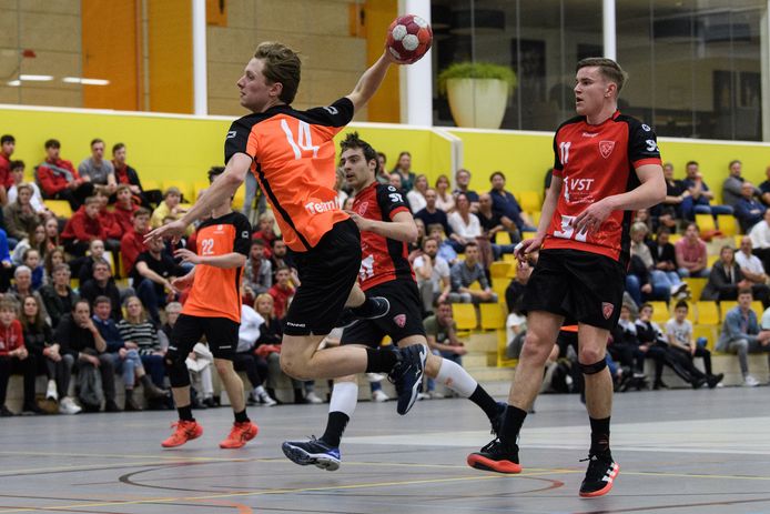 Er werd volop gescoord in de handbalwedstrijd in de Almelose IISPA tussen Team Twente en Nederland U18. De thuisploeg won het duel: 25-22.