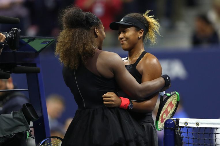 Ondanks alle commotie feliciteert Serena Williams haar tegenstandster met de zege. Beeld AFP