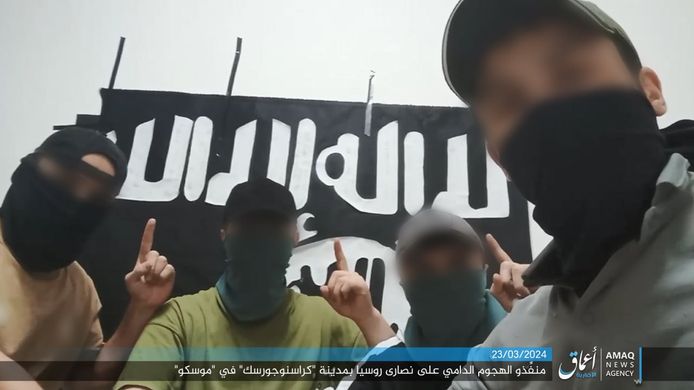 Foto die IS deelde van de vier plegers van de aanslag in Moskou op vrijdagavond.
