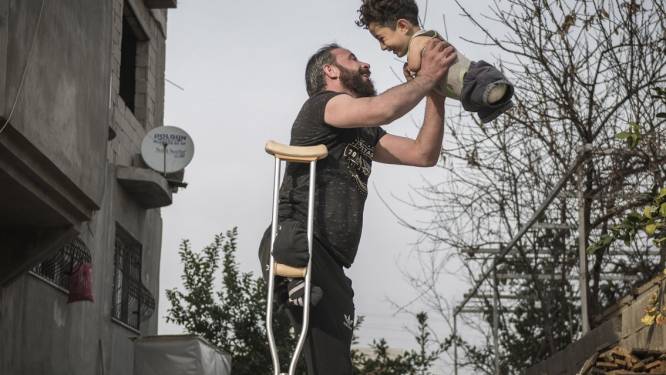 Syrische vader en zoon van iconische foto krijgen visum om in Italië behandeld te worden: “Hopelijk zal hij ooit op beide benen kunnen staan”