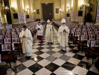 Aartsbisschop vult kathedraal met duizenden foto’s van overleden coronaslachtoffers