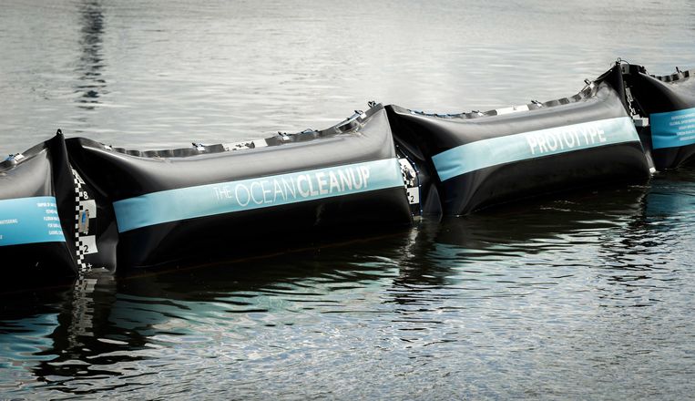 Het Noordzee-prototype van The Ocean Cleanup van bedenker Boyan Slat. Het systeem is een drijvende installatie om plastic afval uit de oceanen op te ruimen Beeld ANP