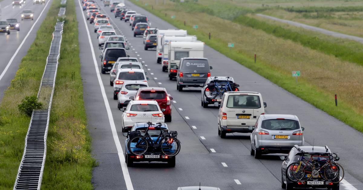 Ongeluk op A28 van Meppel naar Zwolle: linkerrijstrook tijdelijk dicht, 8 km file.
