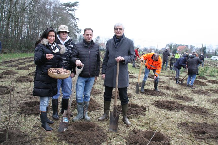 Aanplant Charlottebos in Koekelare: Charlottes ouders Griet en Johan, broer Arthur en burgemeester Patrick Lansens