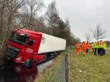 Vrachtwagen rijdt de sloot in bij Boxtel, afrit nog uren dicht