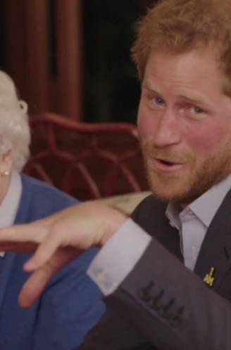 Zo innig was de band tussen de Queen en prins Harry: “Ze bedekte alles met de mantel der liefde, zelfs de naaktfoto’s”
