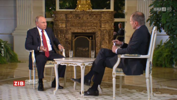 De Russische president Vladimir Poetin tijdens het interview met Armin Wolf op de Oostenrijkse televisie.