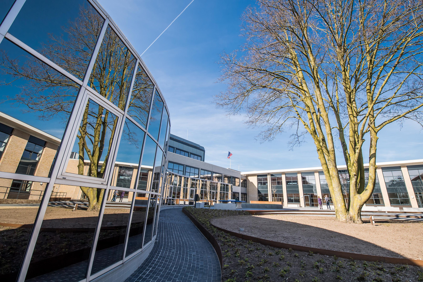 leerlingen-en-docenten-in-groenlo-en-lichtenvoorde-halen-10-000-euro-op