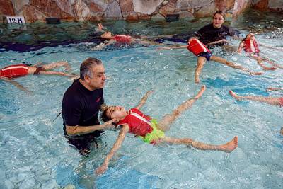 Eissa uit Syrië gaat op voor A-diploma na een paar maanden oer-Hollandse zwemles in Vinkel