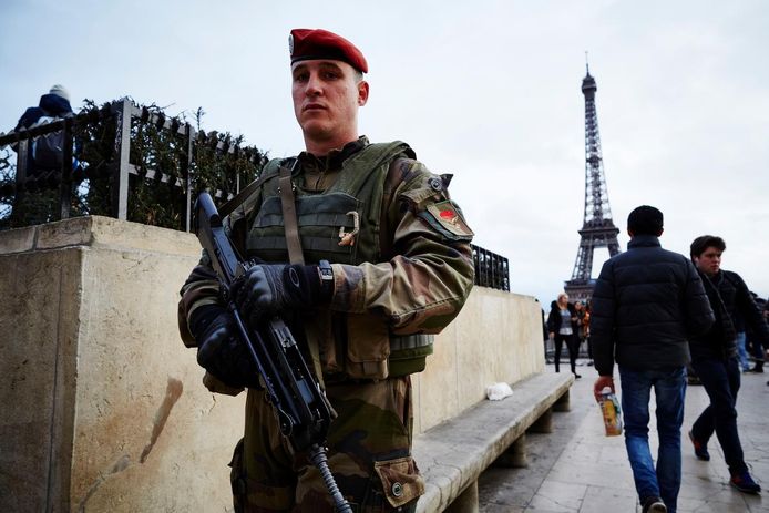 Een Franse soldaat tijdens de noodtoestand na de aanslagen in Parijs