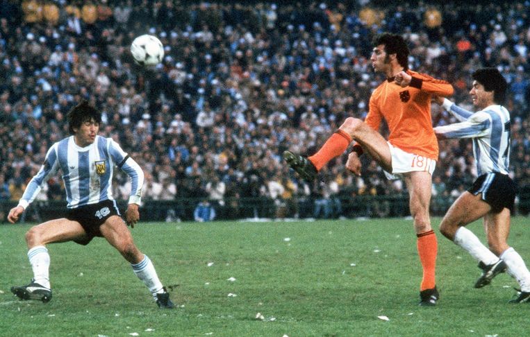 Dick Nanninga (M) in duel met Daniel Passarella (L) en Omar Larrossa tijdens de WK-finale in 1978. Beeld anp