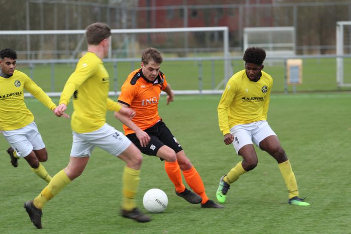 Terneuzense Boys (oranje shirts) in actie tegen Walcheren.