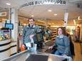 „Als je in een supermarkt werkt, moet je overal kunnen meedraaien”, geeft Jan Slettenhaar mee als wijze raad aan zijn opvolgster Linda Heethaar.