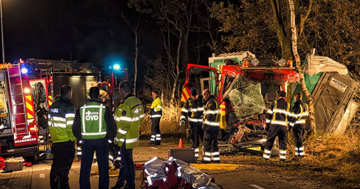 Vrachtwagen tegen boom op Poppelsedijk Hooge Mierde