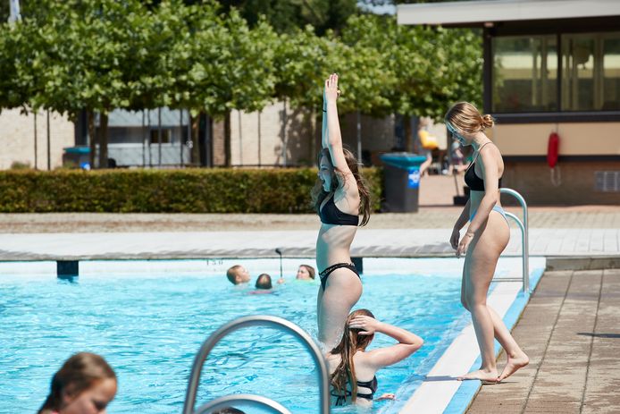 Zwembad Het Vinkennest is bij mooi weer open. Bij slecht weer kunnen zwemmers in Neede terecht in het overdekte zwembad.