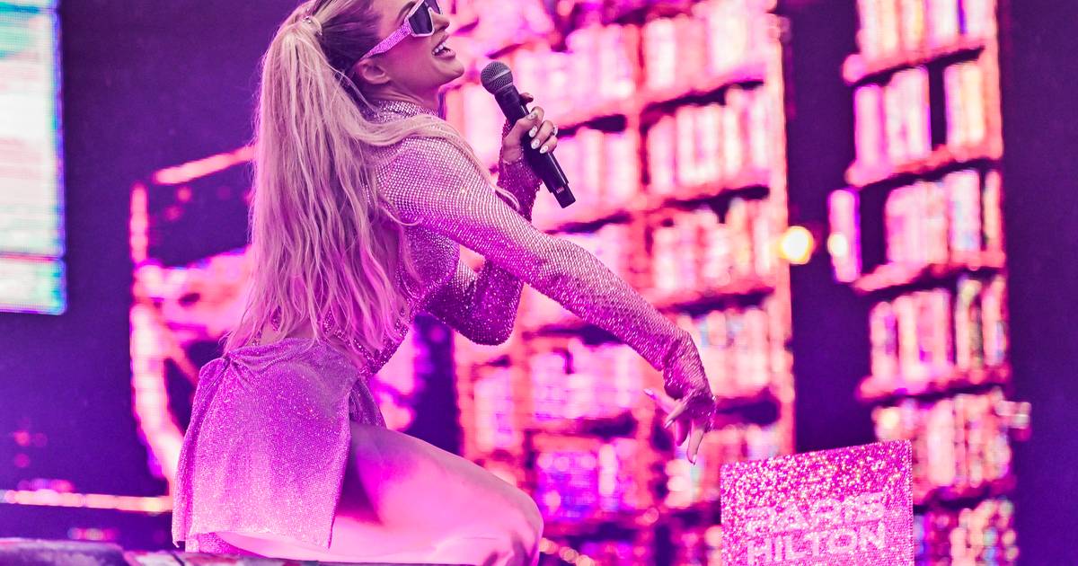 Paris Hilton slips during live performance at The Library but finishes strong