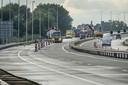 Werk aan de A77. Op de andere rijbaan, richting Rijkevoort en A73, wordt een rijstrook vrij gemaakt voor verkeer richting Duitsland.