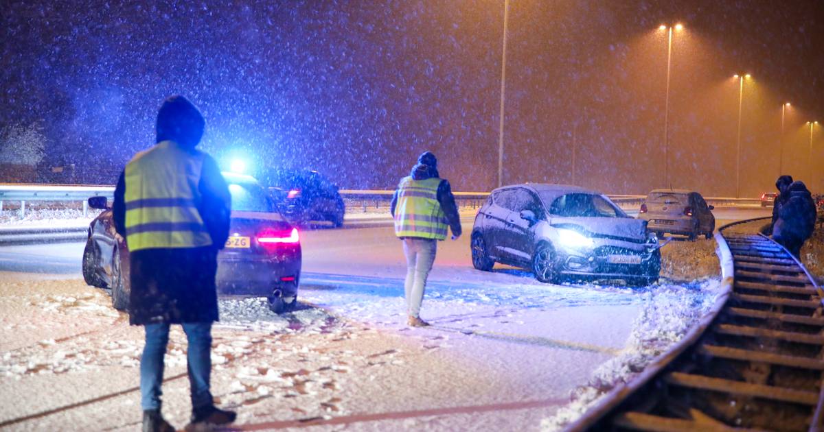 Sneeuw zorgt chaos op de weg: glijpartijen en ongelukken op de A50.