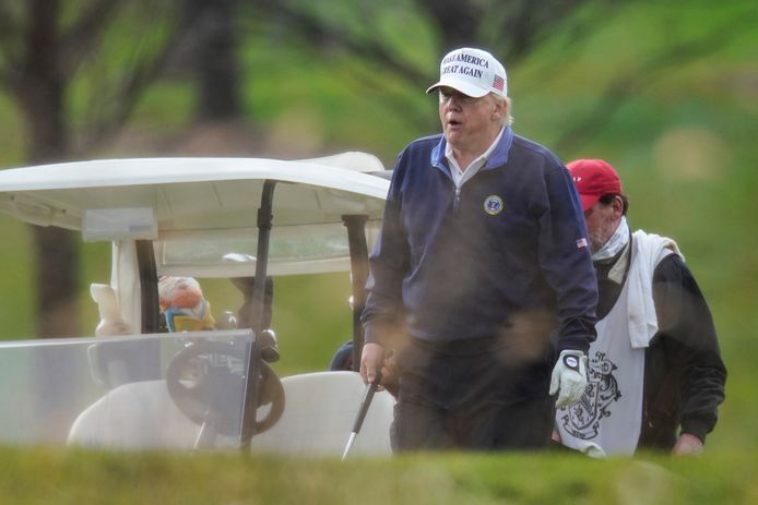 Donald Trump gisteren bij het golfen op zijn eigen terrein in Virginia.