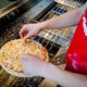Zin in porno? Bestel eerst een pizza