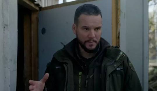 Oren afpitsen, en gezichten met zuur herleiden tot abstracte kunst: de handtekening van de drugsbaron uit ‘Dealen met coke’