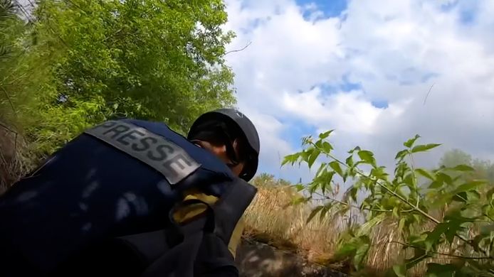 I giornalisti si stanno rifugiando nel canale vicino alla strada.