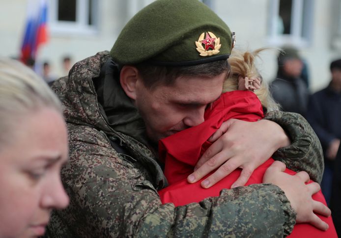 Een Russische reservist neemt afscheid van familieleden voor zijn vertrek naar Oekraïne.