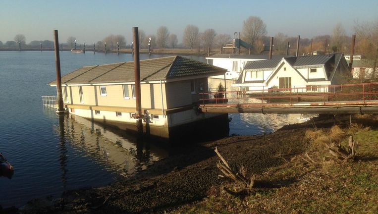 Scheefgezakte woonboten in Rijksvluchthaven bij Heijen, gemeente Gennep. Beeld Peter de Graaf