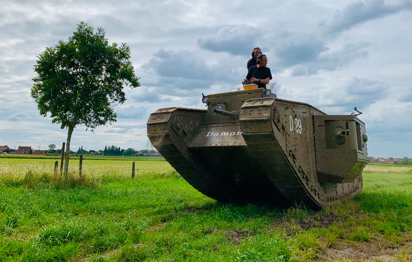 In de eerste aflevering van zondag bezoekt Tom onder meer een West-Vlaming die eigenhandig een tank uit de Eerste Wereldoorlog nabouwde.